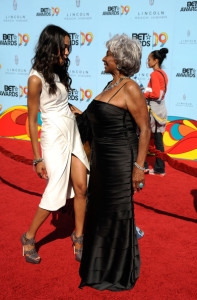 Zoe Saldana and Nichelle Nichols arrive at the 2009 BET Awards held at the Shrine Auditorium on June 28th 2009 in Los Angeles 4