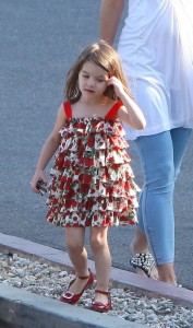 Suri Cruise spotted at CBS Studios on June 19th 2009 with her mom 5