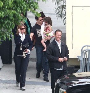 Suri Cruise spotted at CBS Studios on June 15th 2009 with her dad 3