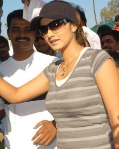 Sania Mirza personal picture photo surrounded by fans