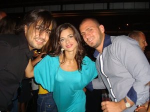 picture Abdul Aziz Abdul Rahman winner of star academy6 with Nazem Ezzideen and his girlfriend at Al Jaras party held in July 2009 2