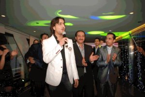 Abdul Aziz at Rotana Cafe in July 2009 singing on stage picture 5