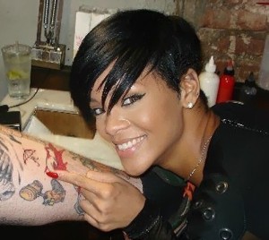 Rihanna pictures during her tattoo lesson in NYC on July 1st 2009 1