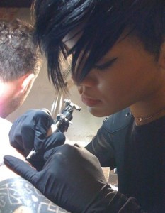 Rihanna pictures during her tattoo lesson in NYC on July 1st 2009 3