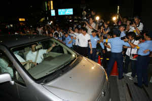 Noriko Sakai picture arriving to the police station inside the police car inTokyo on August 8th 2009 surrounded by people