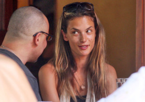 Alessandra Ambrosio picture during lunch with a friend at Bar Pitti on August 10th 2009 2