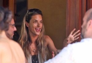 Alessandra Ambrosio picture during lunch with a friend at Bar Pitti on August 10th 2009 4