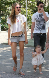 Alessandra Ambrosio spotted with her fiance Jaime Mazur and daughter walking towards the beach in Venice California on July 18th 2009 4