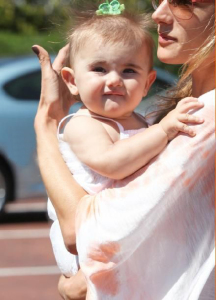 Alessandra Ambrosio picture playing with her daughter Anja at Malibu beach on July 16th 2009 1