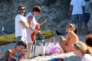 Alessandra Ambrosio picture playing with her daughter Anja at Malibu beach on July 16th 2009 7