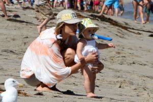 Alessandra Ambrosio picture playing with her daughter Anja at Malibu beach on July 16th 2009 4