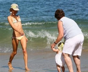 Alessandra Ambrosio picture playing with her daughter Anja at Malibu beach on July 16th 2009 6