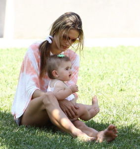 Alessandra Ambrosio picture playing with her daughter Anja at Malibu beach on July 16th 2009 3