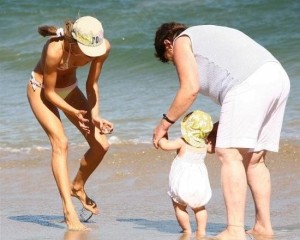 Alessandra Ambrosio picture playing with her daughter Anja at Malibu beach on July 16th 2009 8