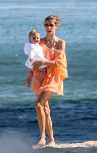 Alessandra Ambrosio picture with her baby daughter Anja Louise at the Malibu beach on July 16th 2009 5