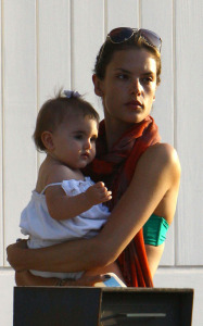 Alessandra Ambrosio picture with her daughter Anja heading to the beach in Malibu on July 19th 2009 4