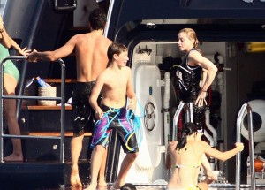 Madonna and Jesus Luz spotted on a boat in the sea on August 17th 2009 6