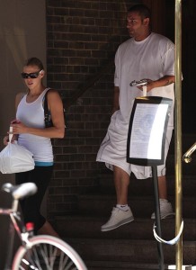 Kevin Federline at the Faces and Names bar and lounge in New York City with his girlfriend Victoria Prince in August 2009 7