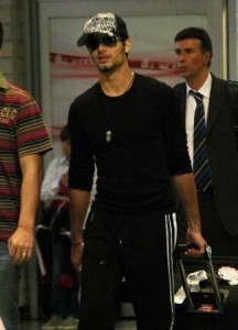 Jesus Luz photo wearing a baseball cap and dark sunglasses at Congonhas airport in Sao Paulo on August 27th 2009 3