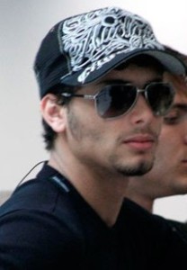 Jesus Luz photo wearing a baseball cap and dark sunglasses at Congonhas airport in Sao Paulo on August 27th 2009 5