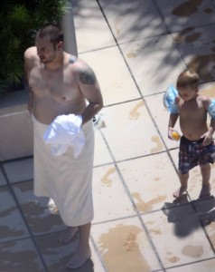 Kevin Federline picture at the pool with his kids on August 29th 2009 2