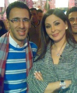 Elissa picture taken during a TV interview where she took the time to have some fans take photos with her in August 2009 1