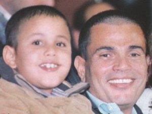 Amr Diab photo with his son smiling to the camera