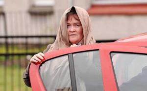 Susan Boyle photo as she arrives home and tries to hide her face on the 23rd of April 2009