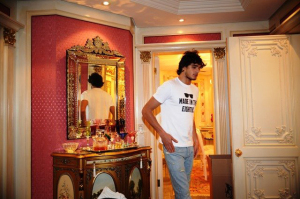 Marlon Teixeira photo shoot for Sergio K menswear campaign of fall and winter of 2009 in a casual tshirt and jeans