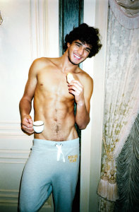 Marlon Teixeira photo shoot for Sergio K menswear campaign of fall and winter of 2009 eating chips