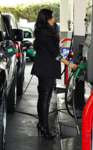 Kim Kardashian spotted at a gas station in Beverly Hills on October 5th 2009 1