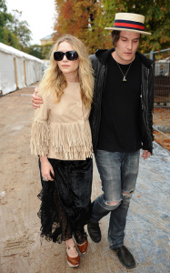 Mary Kate Olsen and Max Winkler spotted at the front row while she attends the Paris Fashion Week Spring Summer 2010 Ready To Wear festivities on October 5th 2009 in France 4