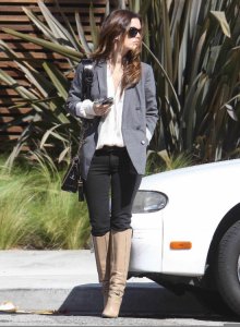 Rachel Bilson spotted leaving Tribeca West in Santa Monica on October 5th 2009 3