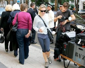 Renee Zellweger spotted walking back toward her hotel after buying some coffee from Starbucks in Paris on October 7th 2009 2