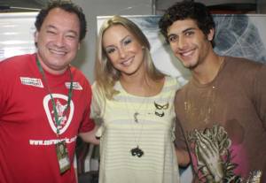 Jesus Luz picture with Claudia Leitte backstage at the 2009 Ceara Music Festival on October 10th 2009 4