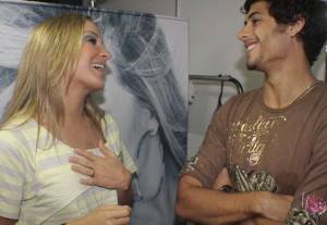 Jesus Luz picture with Claudia Leitte backstage at the 2009 Ceara Music Festival on October 10th 2009 5