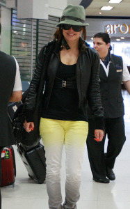 Fergie was spotted at the Perth International Airport getting ready to depart for Auckland on October 11th 2009 in London 1