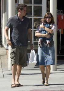 Alyson Hannigan and her husband Alexis Denisof out shopping with their daughter Satyana Denisof in Beverly Hills on October 17th 2009 16