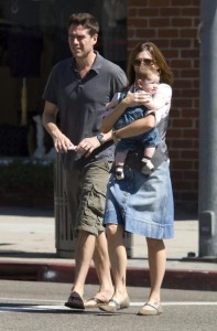 Alyson Hannigan and her husband Alexis Denisof out shopping with their daughter Satyana Denisof in Beverly Hills on October 17th 2009 1