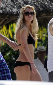 Britney Spears seen wearing a black bikini at the beach while on vacation in Mexico on October 18th 2009 5