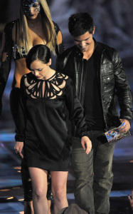 Taylor Lautner accepts the Breakout Male Performance award from Christina Ricci onstage during the Spike TVs 2009 Scream Awards