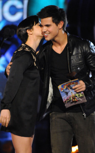 Taylor Lautner accepts the Breakout Male Performance award from Christina Ricci onstage during the Spike TVs 2009 Scream Awards