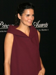 Angie Harmon attends the 2009 Rodeo Drive Walk Of Style Award Ceremony Honoring Princess Grace Kelly Of Monaco in Beverly Hills on October 23rd 2009 1