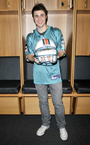 Kris Allen picture as he arrives at the Land Shark Stadium prior to his performance at the Miami Dolphins tailgate party on October 23rd 2009 14