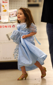 Suri Cruise spotted wearing a cute blue dress as she arrives at the filming set of her daddys new movie Knight and Day on October 26th 2009 7