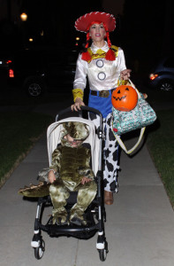 Gwen Stefani spotted with her sons out trick or treating in Beverly Hills on October 31st 2009 1