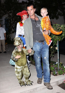 Gwen Stefani spotted with her Husband Gavin Rossdale and their sons Kingston James and Zuma out trick or treating in Beverly Hills on October 31st 2009 2