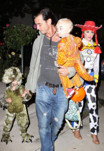 Gwen Stefani spotted with her Husband Gavin Rossdale and their sons Kingston James and Zuma out trick or treating in Beverly Hills on October 31st 2009 1