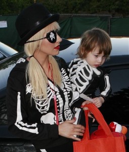 Christina Aguilera seen with her husband Jordan Bratman and their son Max dressed for Halloween in Brentwood on October 31st 2009 12