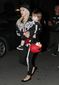 Christina Aguilera seen with her husband Jordan Bratman and their son Max dressed for Halloween in Brentwood on October 31st 2009 10